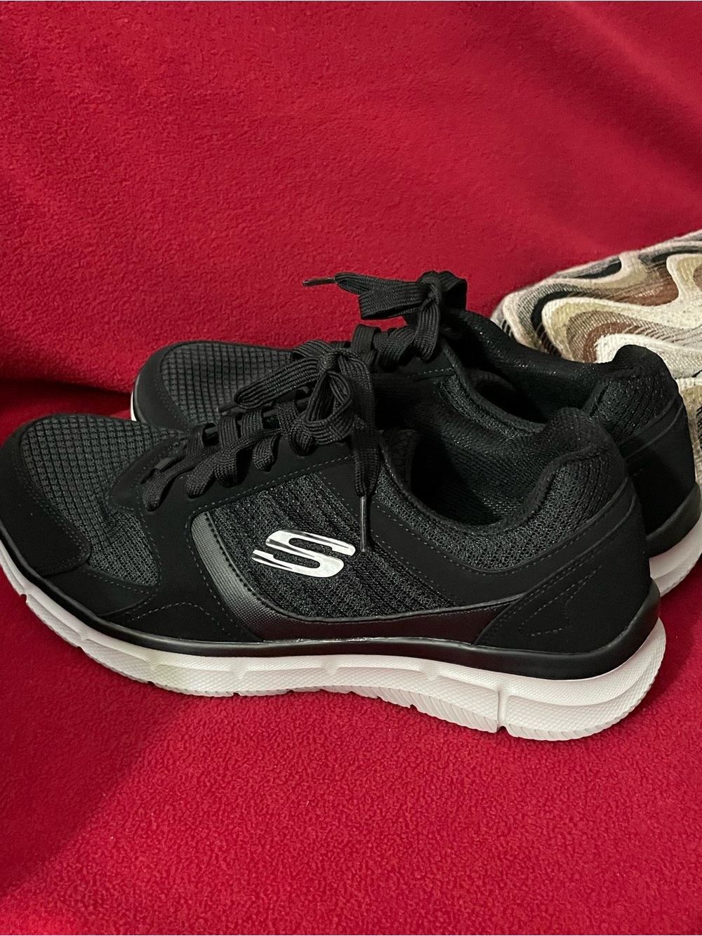 Skechers Men's Black Athletic Sneakers with gray Sole Accent size10